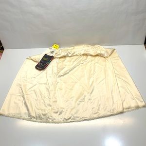 Vanity Fair Jentell medium 22” half slip full A-Line